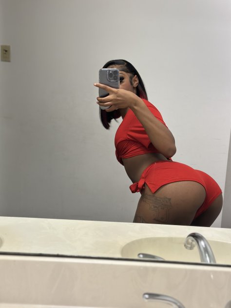 Pretty petite ebony