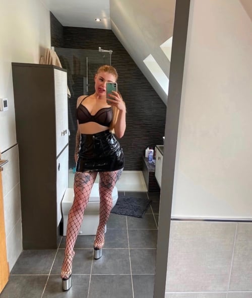 I’m wet and horny daddy.🥰