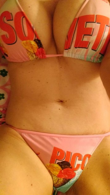 Easy-going white female 38, 36DD with long legs!Independent
