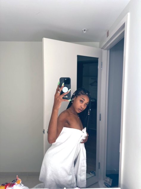 Hey I’m available 💋