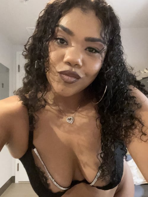 Curvy all natural babe ready right now. Lets explore naughty together