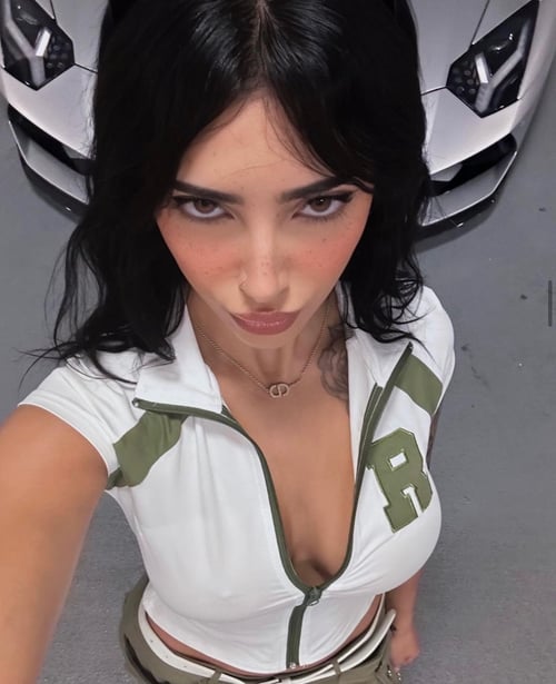 Hey kings! Sexy Keylee lily is here to delight you.