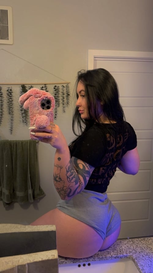 Down to fuck/sell party favors 💦🍑🍆