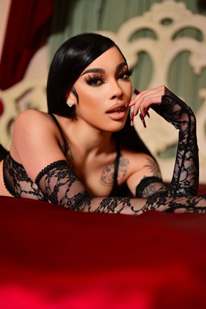 New Hot Bombshell