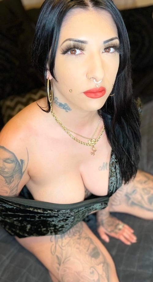 Captivating temptress 😈
