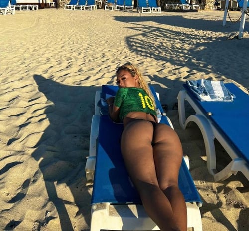 Hello papi I’m from dominican call me I’m available