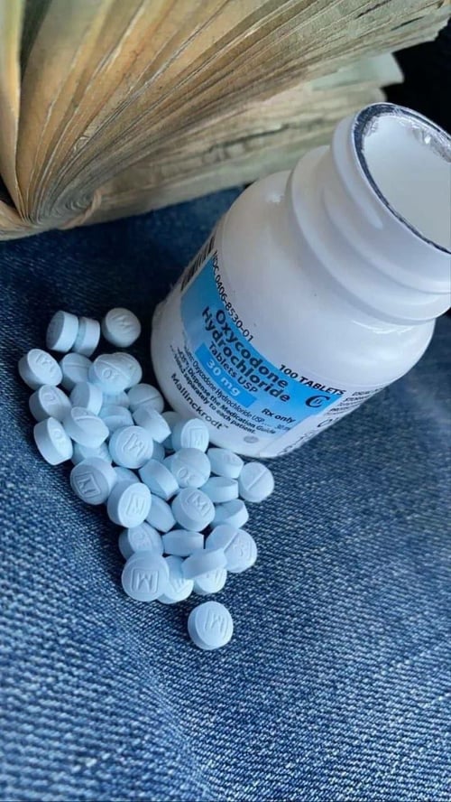 I’m Angela🍑🍆 , I sell Drugs❄️💊&weed Add Me For hoookup,couples fun,Bdsm🤩
