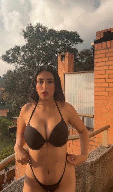 Sexy body with clean pussy