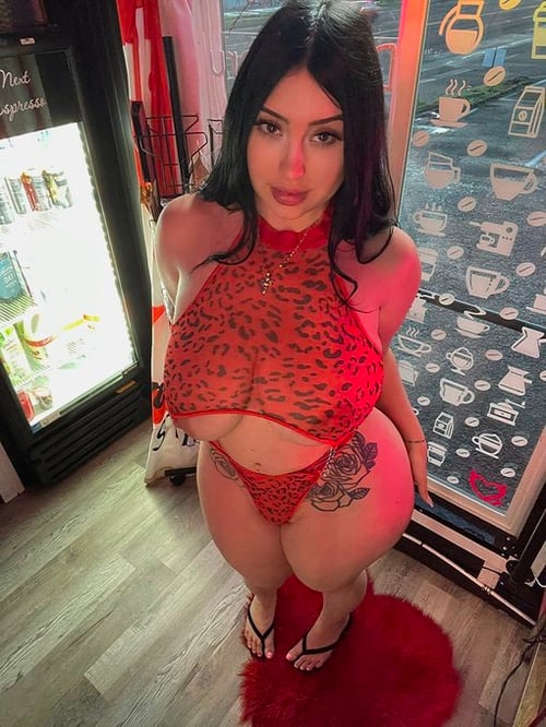 YO! I’M DOWN AND AVAILABLE FOR HOOKUP. 🍆🍑 SNAPCHAT: emilypaula01 TEXT: (980) 292-3114