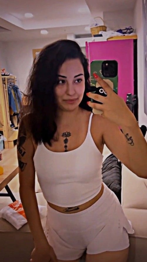 My name's Lina, I'm down here to hook up and I offer massage services.