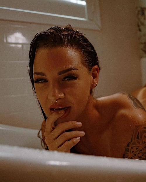 HOOKUP SEX AND GIVE BODY MASSAGE AND SELL ALL TYPES OF DRUGS😜😜💜🍆🍆🍆