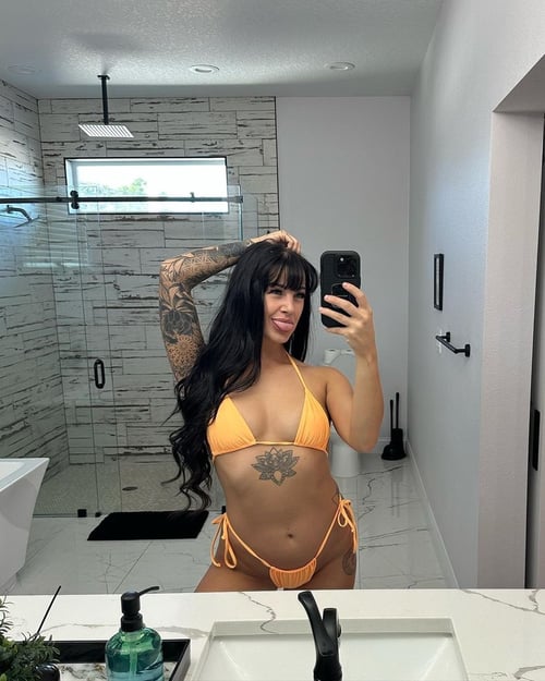 HOOKUP SEX AND GIVE BODY MASSAGE AND SELL ALL TYPES OF DRUGS😜😜💜🍆🍆🍆