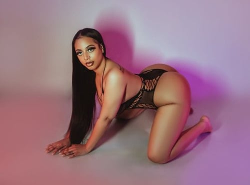 Busty Lauren