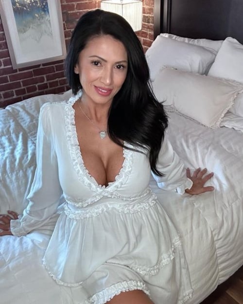 Bored, Sexy Housewife! Spicy Latina, Have A Taste🥵
