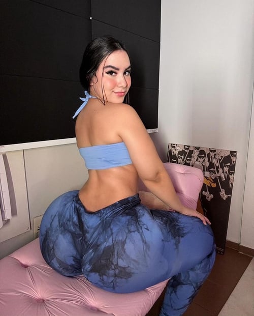 I’m available for hookup ❤️👅