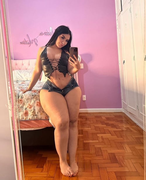 I’m available for hookup ❤️👅