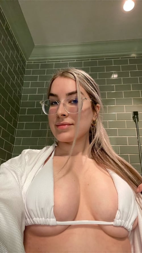 I’m a❤️professional 💯sexworker👅hit me up if you’re down to have fun💯🥰