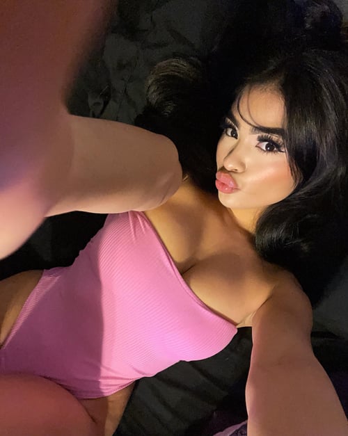 super hottie 🖤 peach ass and thick thighs 🔥