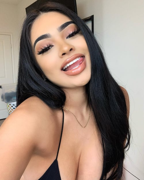 super hottie 🖤 peach ass and thick thighs 🔥