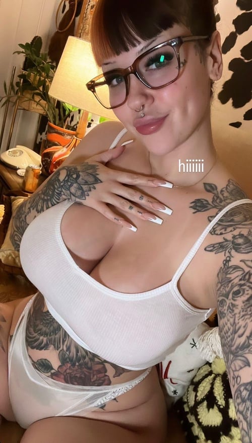 I am real Female escort 💦🍆🍑available for meetup naughty nasty freaky dirty and I sell content💋