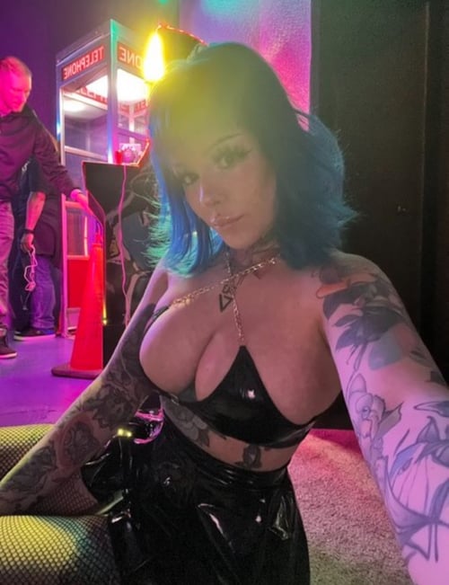 I’m a professional hooker and I’m independent available for outcall and incall