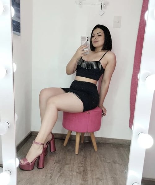 I’m available for hookup 🍆👅