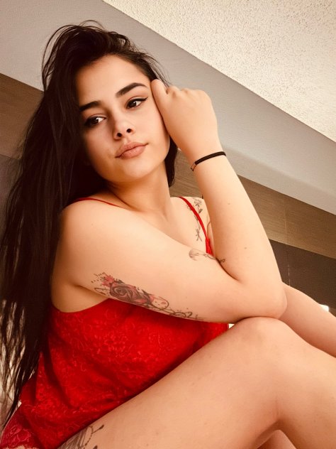 Cubana lista para complacerte
