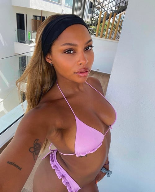 I’m available😍🥵
