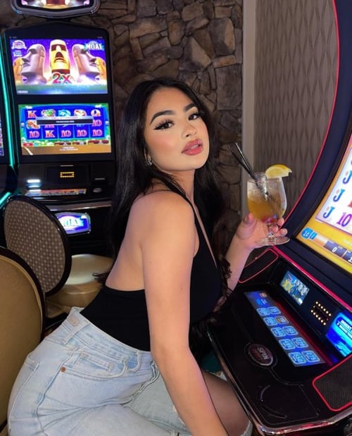 super hottie 🖤 peach ass and thick thighs 🔥