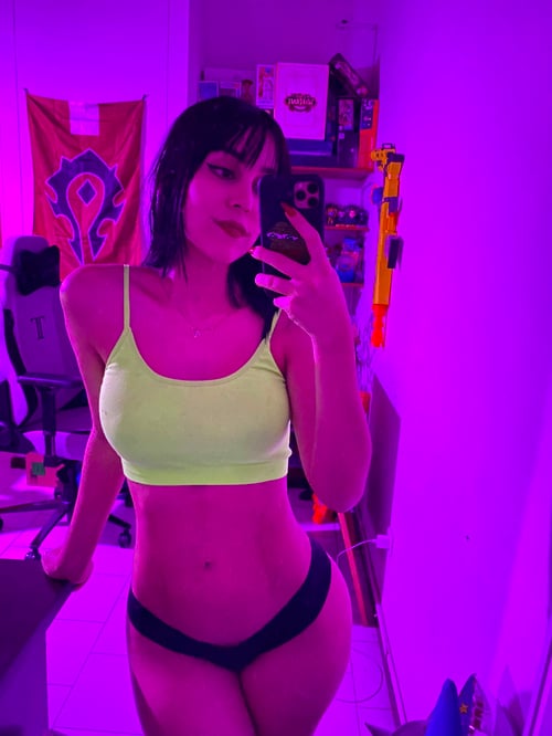 i'm Donna 👻Hmu if you're down to meetup 🏧 +1(272)900-7125 or snapchat:donna_chase24