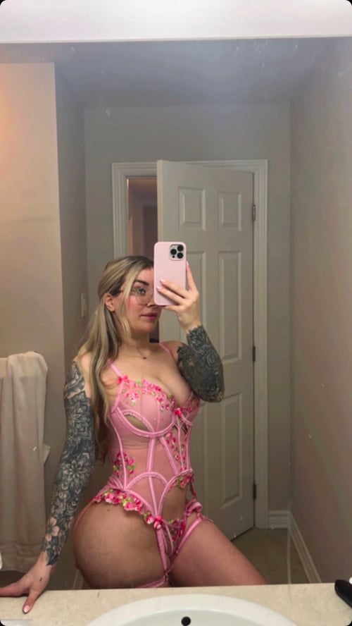 Round booty🍑🍑 Super wet and tight🍭 🍫🍓 Classy Freak! NO RUSH. 💋 head game amazing