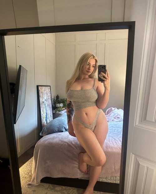 HMU and let’s hookup and get nasty, I also sell special videos 🥰