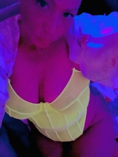Naturally beautiful ex porn star SQUIRTER
