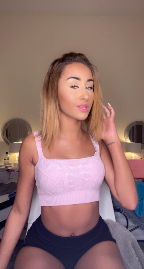 Welcome to Yvette naughty world. I'm that new sexy lady in town on vacation 🫦💦🍑