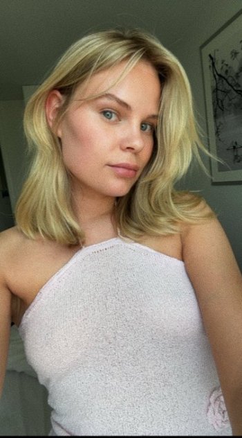Sexy body with clean pussy
