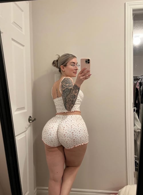 WHO WANTS MY BIG ASS 😈❤️ TO RIDE ON HIS DICK?😍🥶