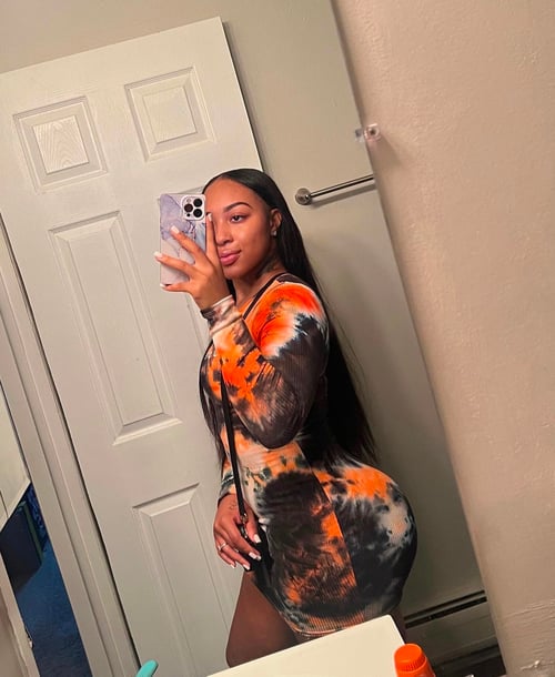 I’m available now 🥵👅