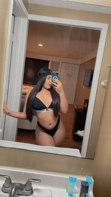 Sexy venezolana recién llegada a tu país