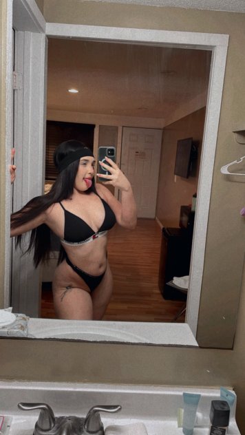 Sexy venezolana recién llegada a tu país