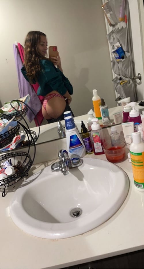 HMU for hookup and my nudes ,Am ready to help you get wet and ride your cock +1 (270) 906-0907