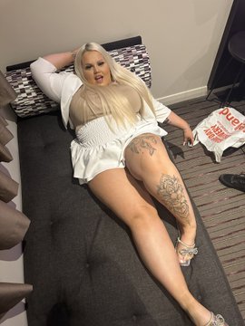 Sexy body with clean pussy
