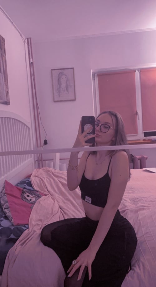 Discreet sex with Caucasian sexy girl