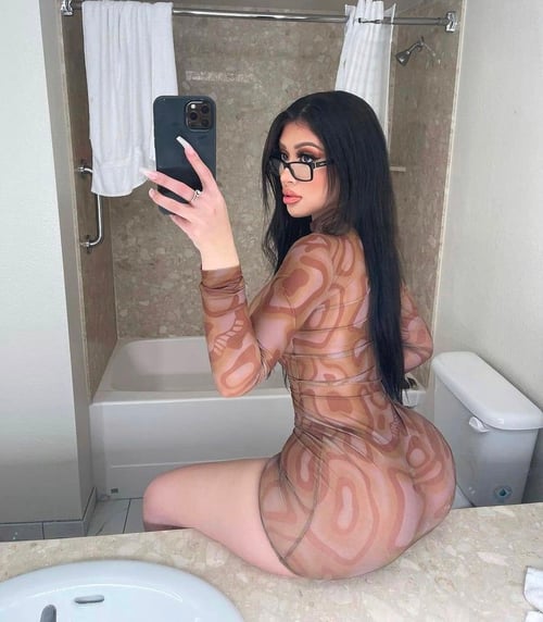 I’m available to hookup and fuck text me at 6592828025 and add me on Snapchat at dorrian_hubs