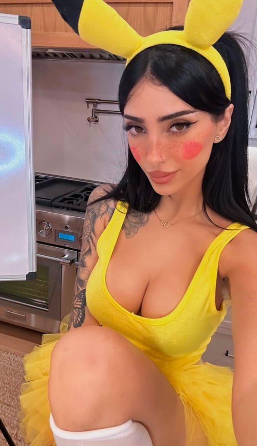 Hey Gators! Sexy Naomi is here to delight you, feels sweeter and more genuine.
