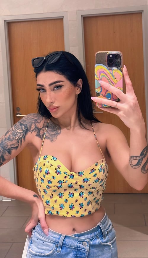 Hey Gators! Sexy Naomi is here to delight you, feels sweeter and more genuine.