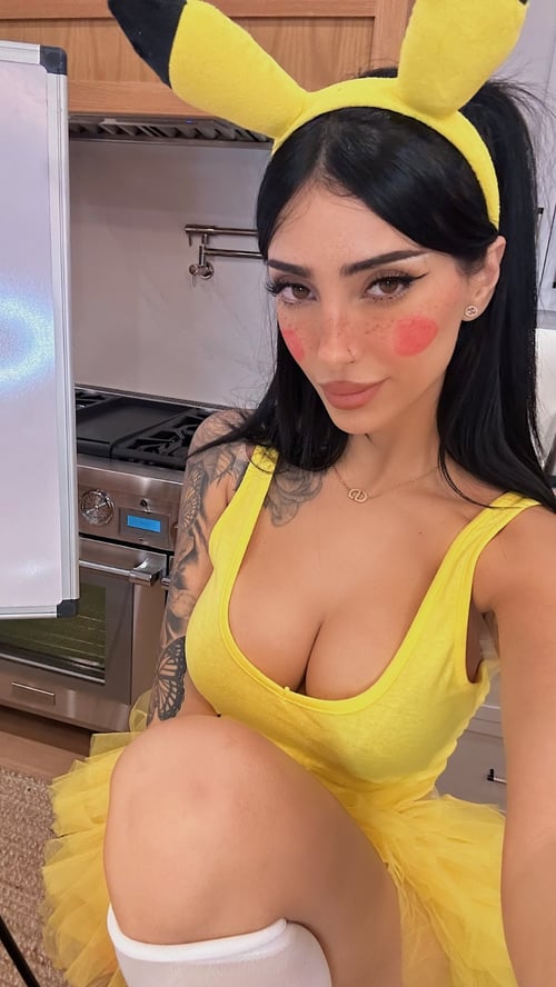 Hey Gators! Sexy Naomi is here to delight you, feels sweeter and more genuine.