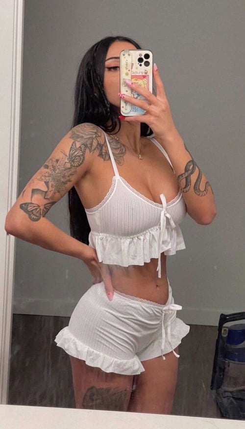 Hey Gators! Sexy Naomi is here to delight you, feels sweeter and more genuine.