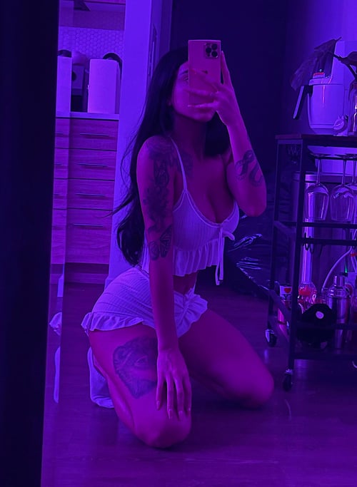 Hey Gators! Sexy Naomi is here to delight you, feels sweeter and more genuine.