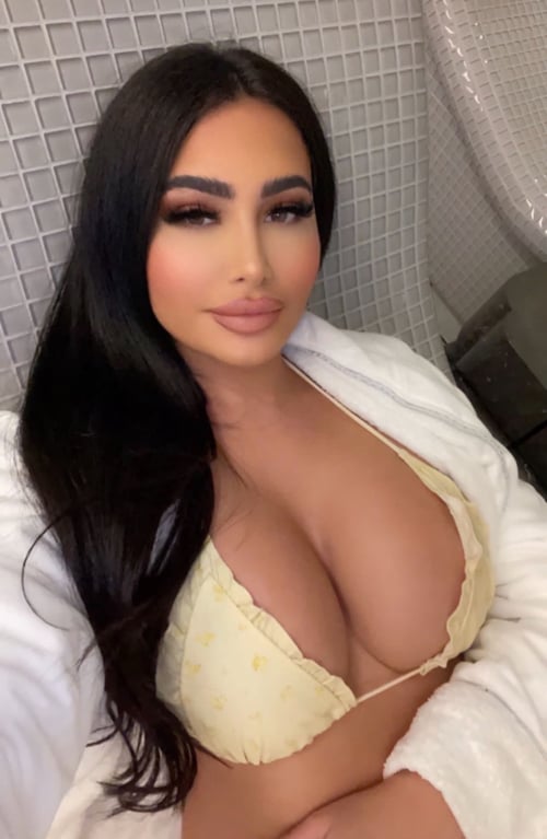 Sweet 🍑🍯 Hot & Sexy, Clean & soft Pussy. I’m available for both Incall and outcall