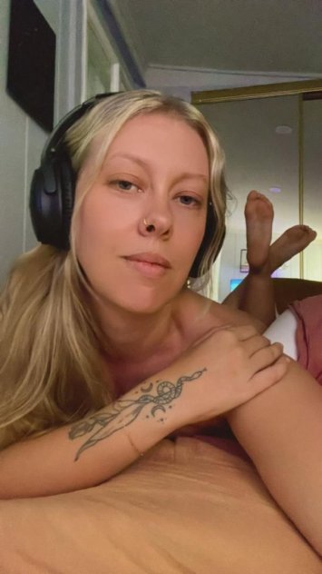 AVAILABLE FOR BOTH INCALL AND OUTCALL SERVICE ALL 3 HOLES ARE UNCOVERE